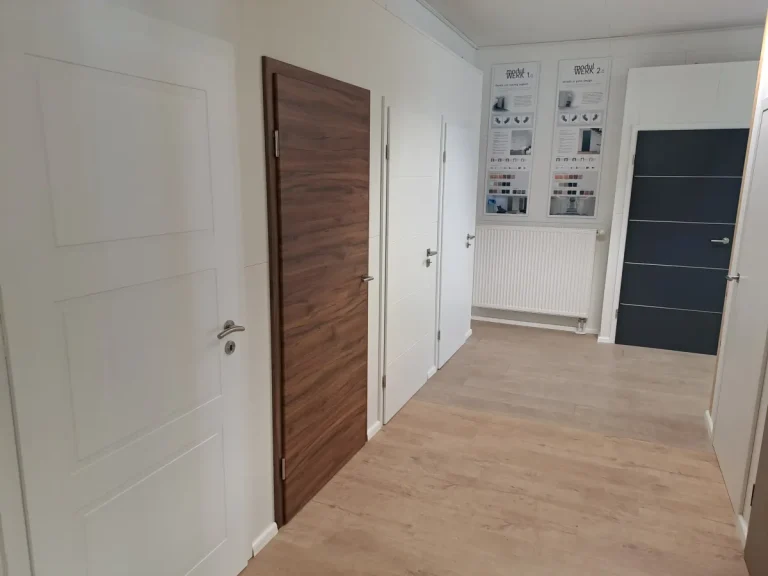 Türenausstellung bei Holz Blüm in Bürstadt mit verschiedenen Innentüren und Bodenbelägen