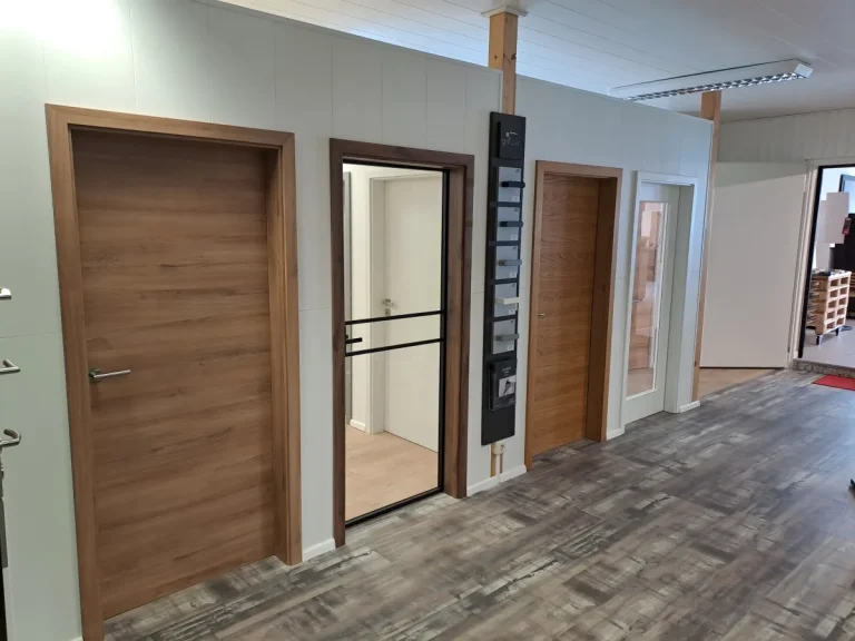 Türenausstellung bei Holz Blüm in Bürstadt mit verschiedenen Innentüren und Bodenbelägen