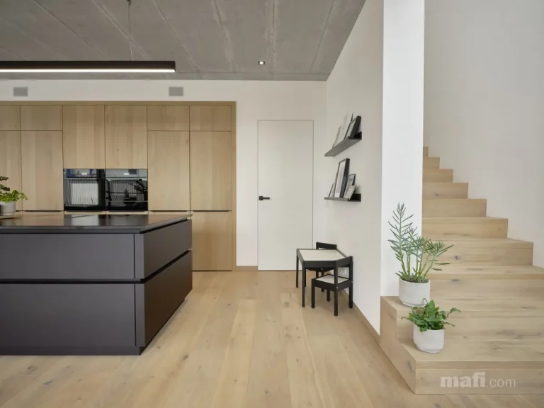 Mafi Eiche Country Parkett, gebürstet und weiß geölt, in einer modernen Küche mit Holztreppe