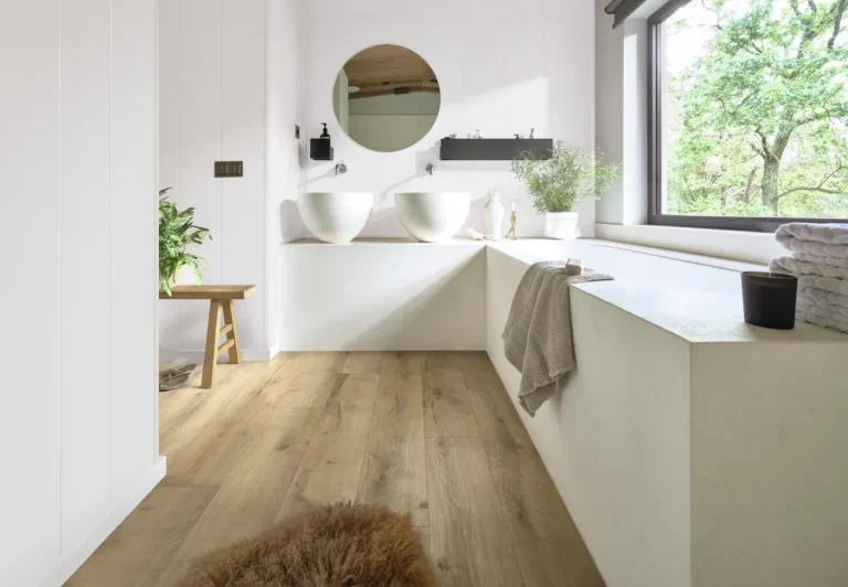 Meister Paneele terra DP 250 als weiße Wandverkleidung in einem modernen Badezimmer