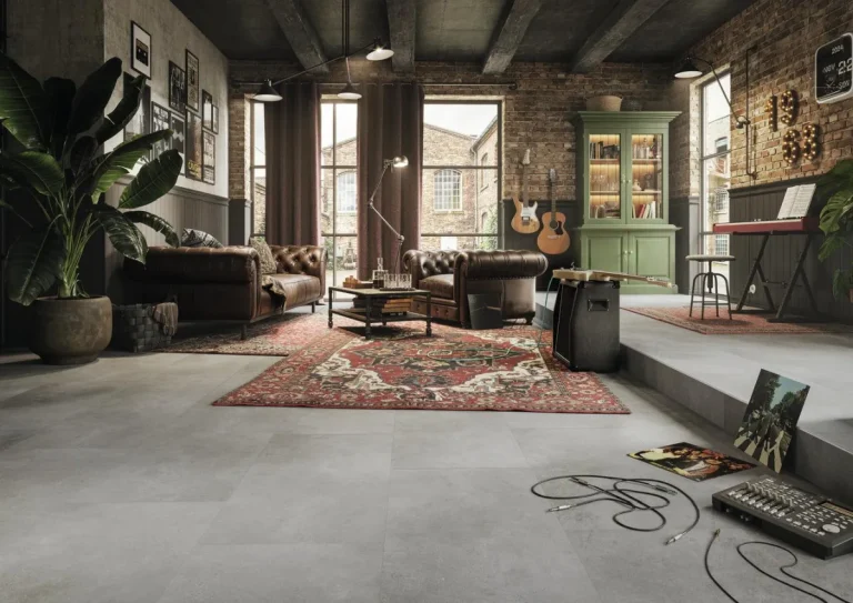 Meister Rigid-Vinylboden RB 500 S in Betonoptik in einem Loft-Wohnbereich mit Musikbereich