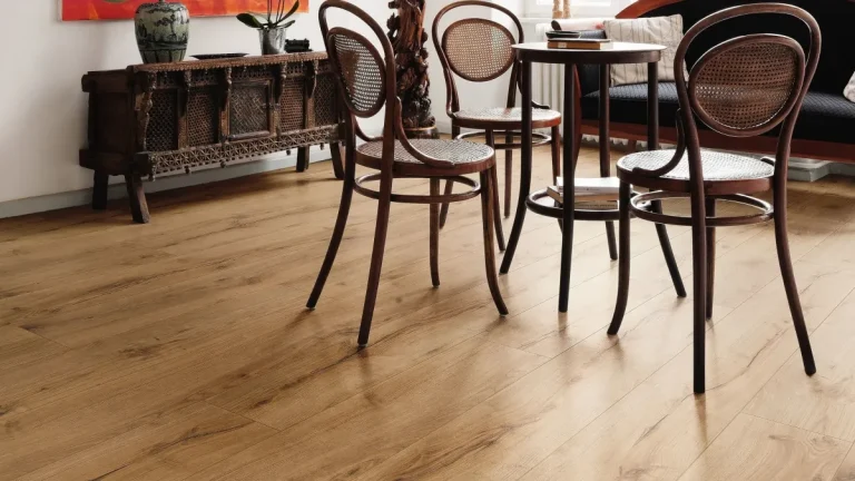 HARO Laminatboden Alpineiche Natur in einem Wohnbereich mit Tisch und Stühlen