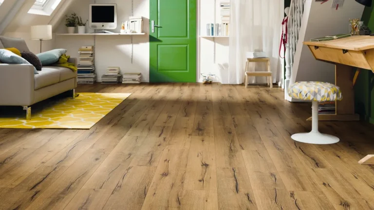 HARO Laminatboden Eiche Italica Natur in einem hellen Wohnbereich mit grüner Tür