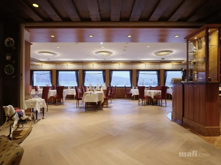 Mafi Eiche astig Fischgrätparkett 90° in einem Restaurant