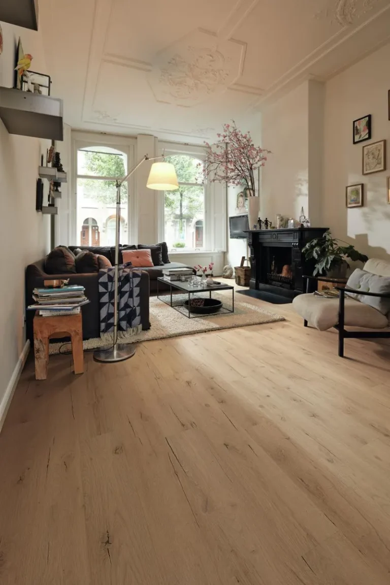 Meister Laminatboden LC 55 in einem klassischen Wohnzimmer mit Kamin