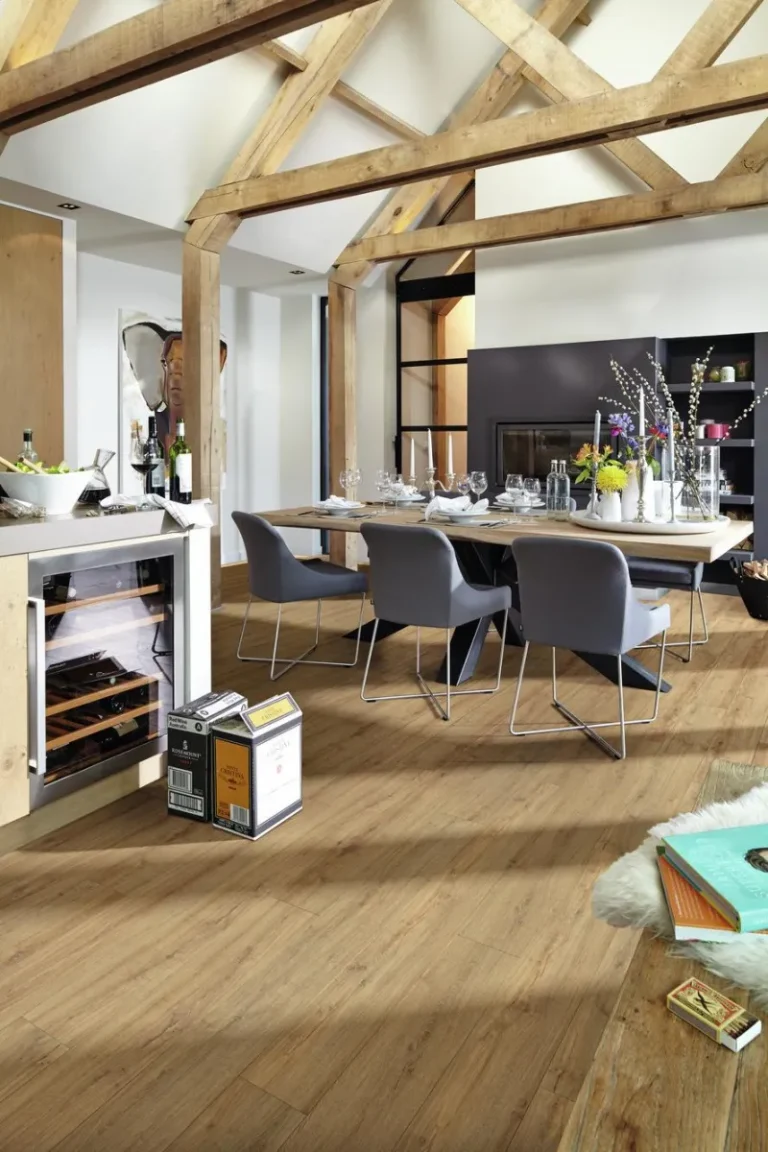 Meister Laminatboden LL 150 in einem Essbereich mit sichtbaren Holzbalken