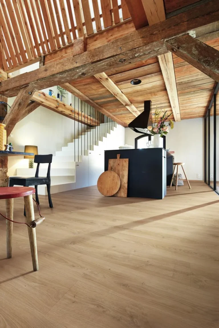 Meister Laminatboden LL 250 in einem Wohnbereich mit Holzbalken und Galerie