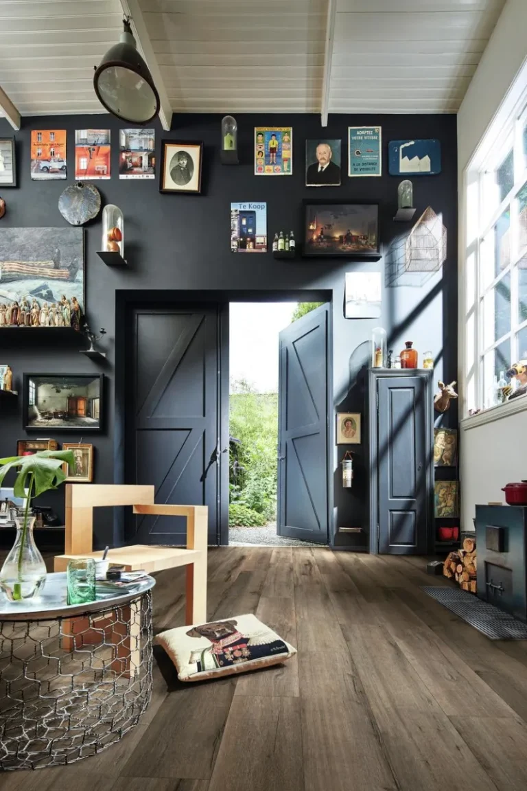 Meister Designboden MeisterDesign DD in einem Wohnbereich mit schwarzer Wand und großen Türen