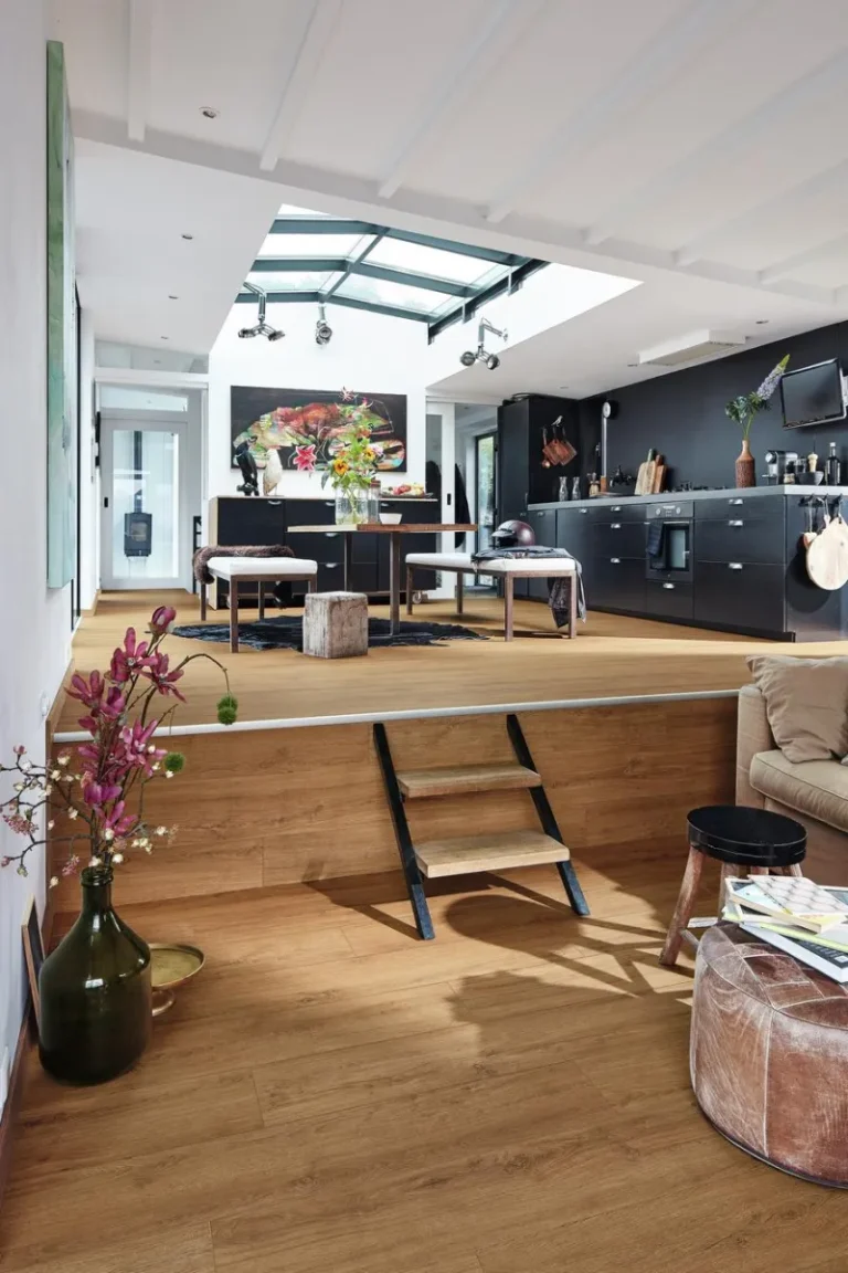 Meister Designboden MeisterDesign DD in einem modernen Küchen- und Wohnbereich