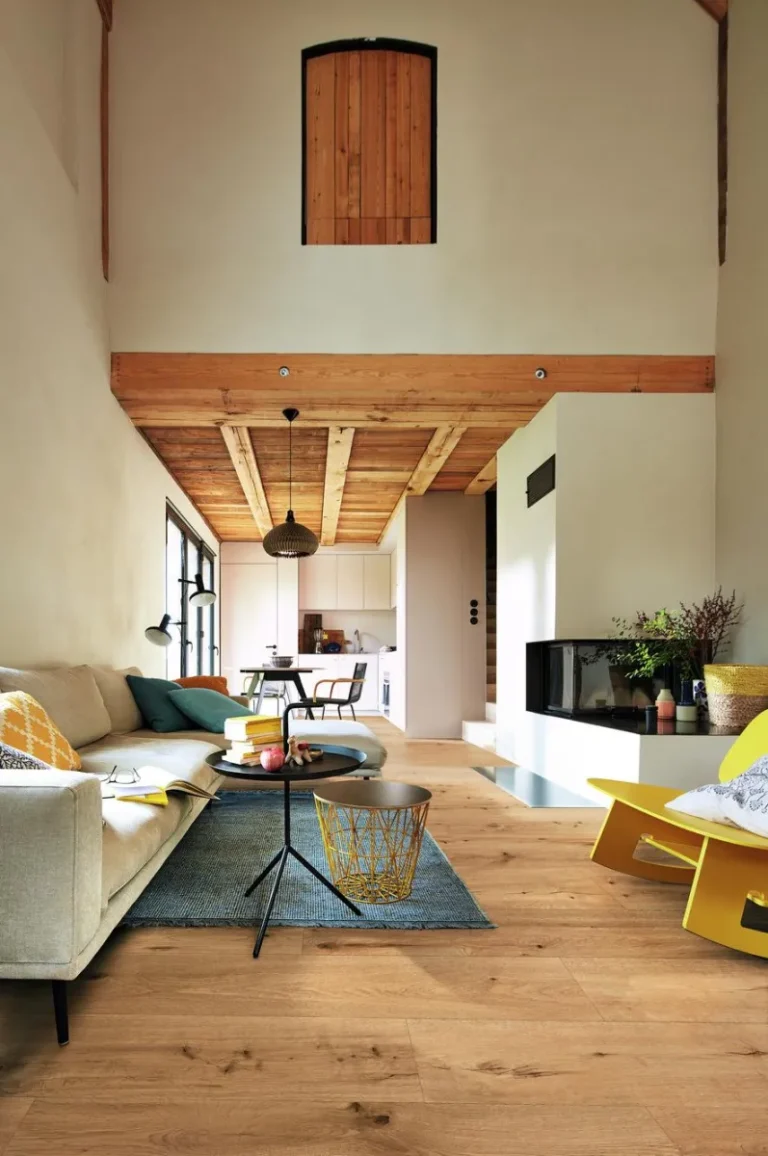 Meister Designboden allround DD 700 S in einem Wohnbereich mit Kamin und hoher Decke
