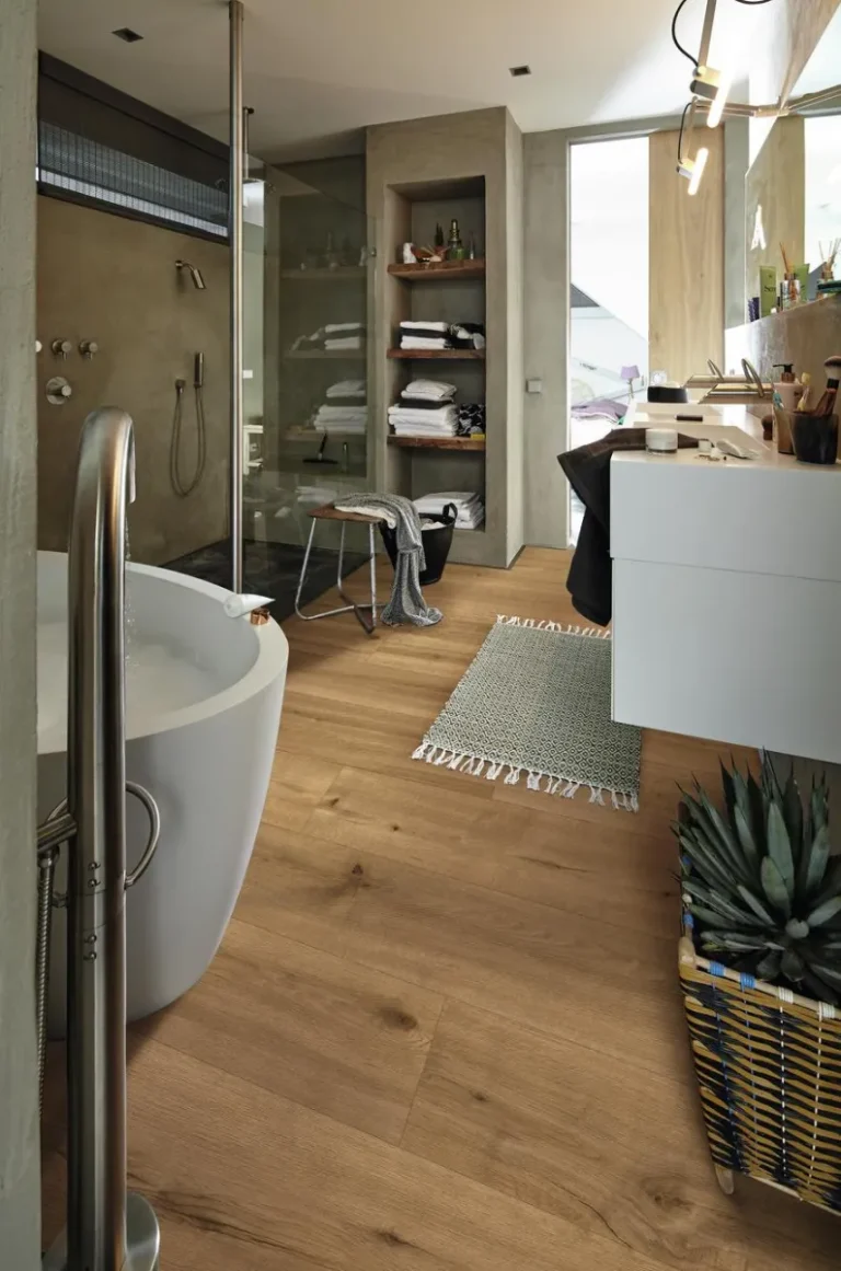 Meister Designboden allround DD 700 S in einem modernen Badezimmer mit Holzoptikboden