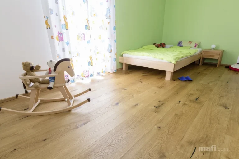 Mafi Eiche Country Parkett in einem hellen Kinderzimmer