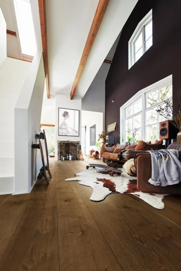 Meister Lindura Holzboden HD 400 naturgeölt in einem Wohnbereich mit hohen Decken und Holzbalken