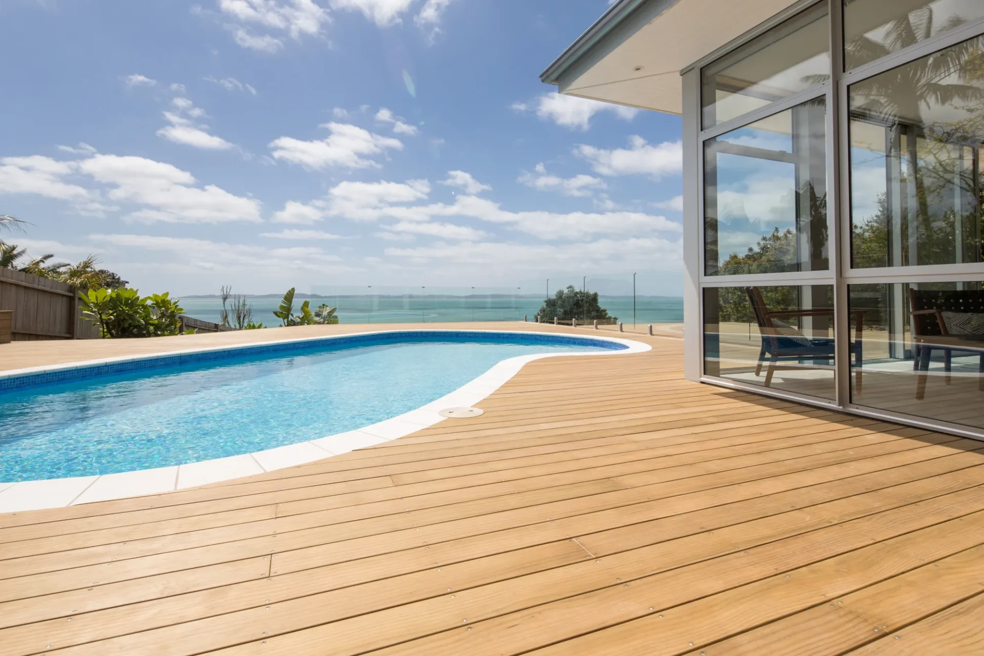 ABODO Elements Holzterrasse am Pool