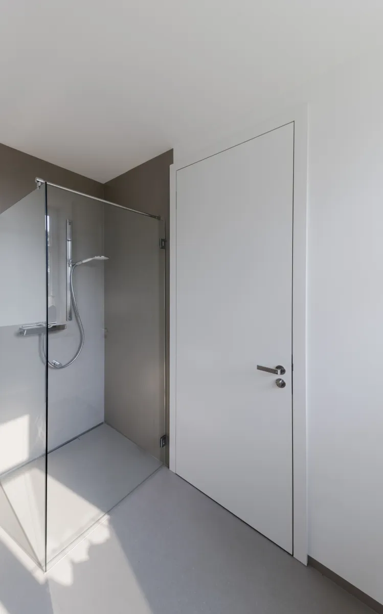 Weiße flächenbündige vitaDOOR Innentür in einem modernen Badezimmer