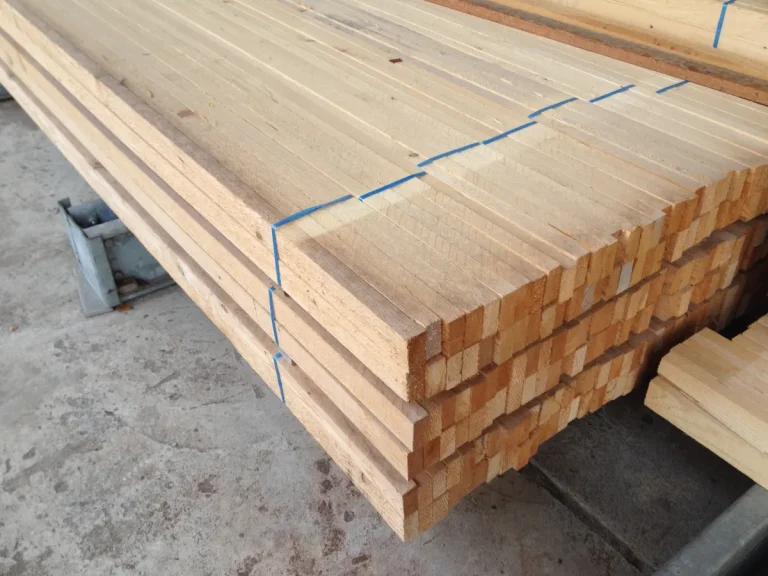 Rohe latten im Lager