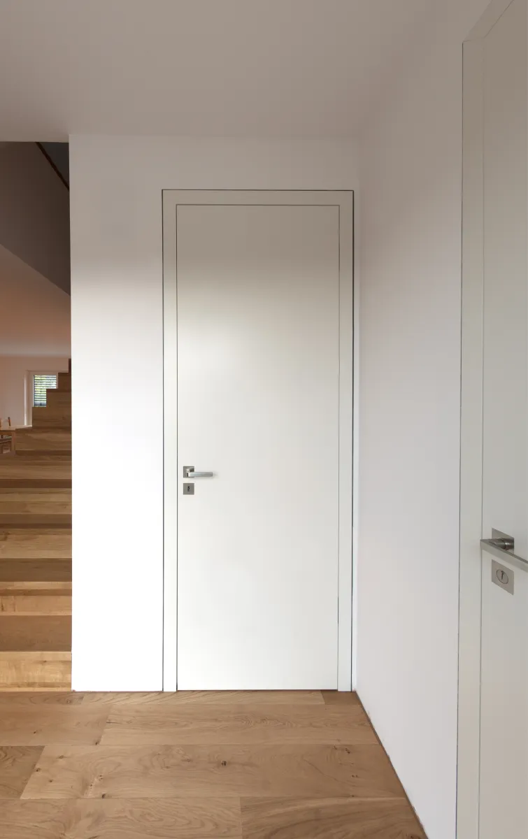Flächenbündige weiße modulWERK Innentür m.W 3.1 in einem modernen Flur