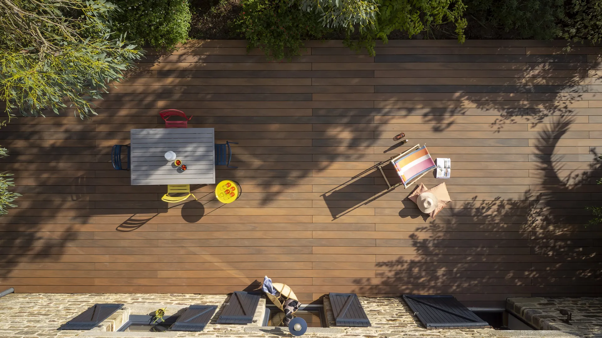 WPC-Terrassendielen in Holzoptik mit Gartenmöbeln und Pflanzen auf einer modernen Terrasse
