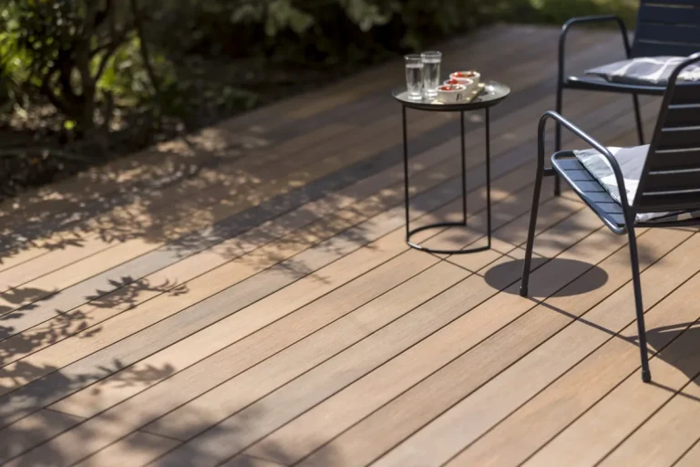 Silvadec Atmosphere WPC-Terrasse in Ipé-Optik mit Gartenstühlen und Beistelltisch