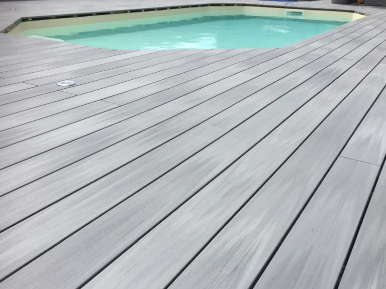 Graue Silvadec Atmosphere WPC-Terrasse Belem Grau rund um einen Pool