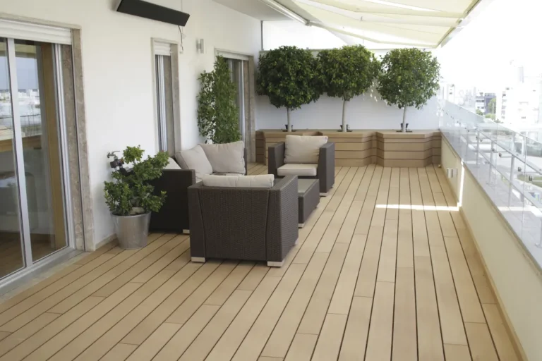 Silvadec Emotion WPC-Terrasse in Savanne Braun auf einem großzügigen Balkon mit Sitzmöbeln