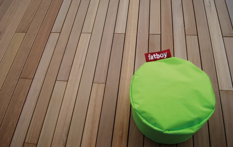 Braune Terrassendielen aus Holz mit grünem Sitzsack