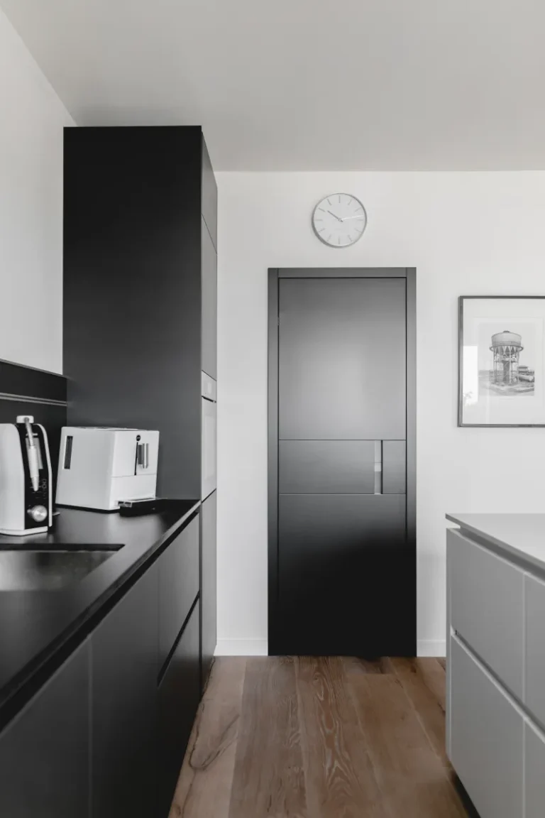 Schwarze moderne Innentür von Brüchert + Kärner in einer Küche